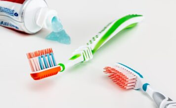 Czy szczoteczka elektryczna lepiej myję zęby?