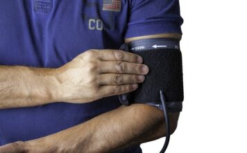 Czemu ciśnieniomierz pompuje dwa razy?